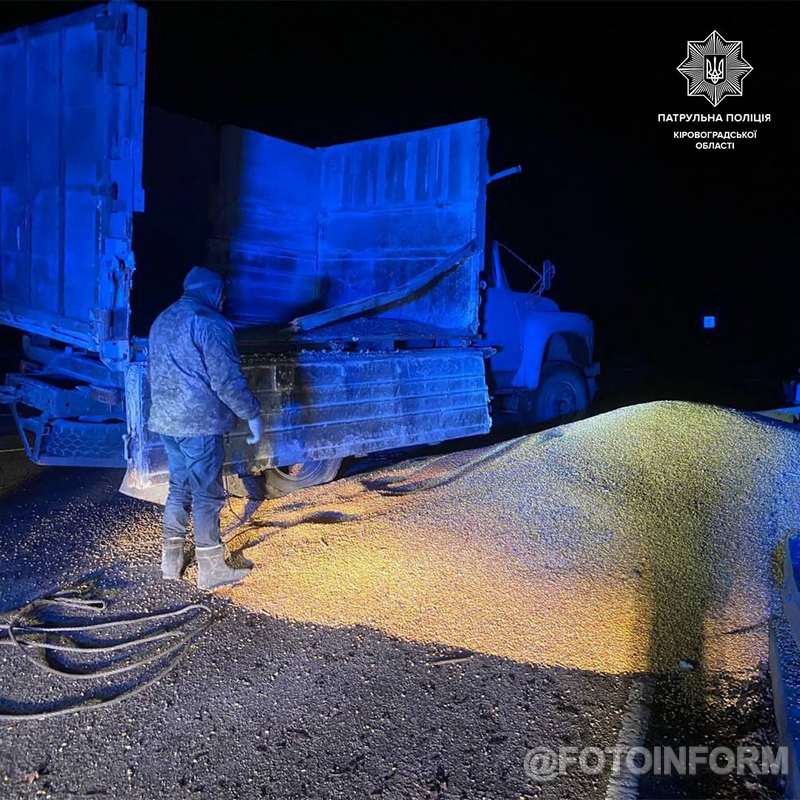 На Кіровоградщині сталася ДТП з перекиданням вантажівки